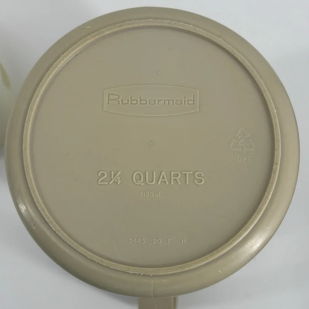 VINTAGE RUBBERMAID 2 1/4 QUART‎ ALMOND PITCHER W/WHITE LID #2445